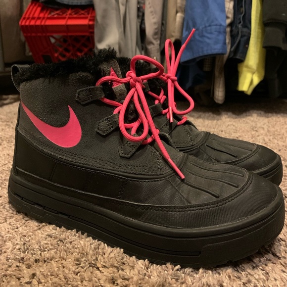 Neon Pink & Black Nike snow boots - Picture 1 of 3